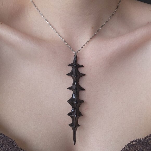 Gothic unique black spiky vertebrae necklace with a small silver chain - Picture 4 of 8